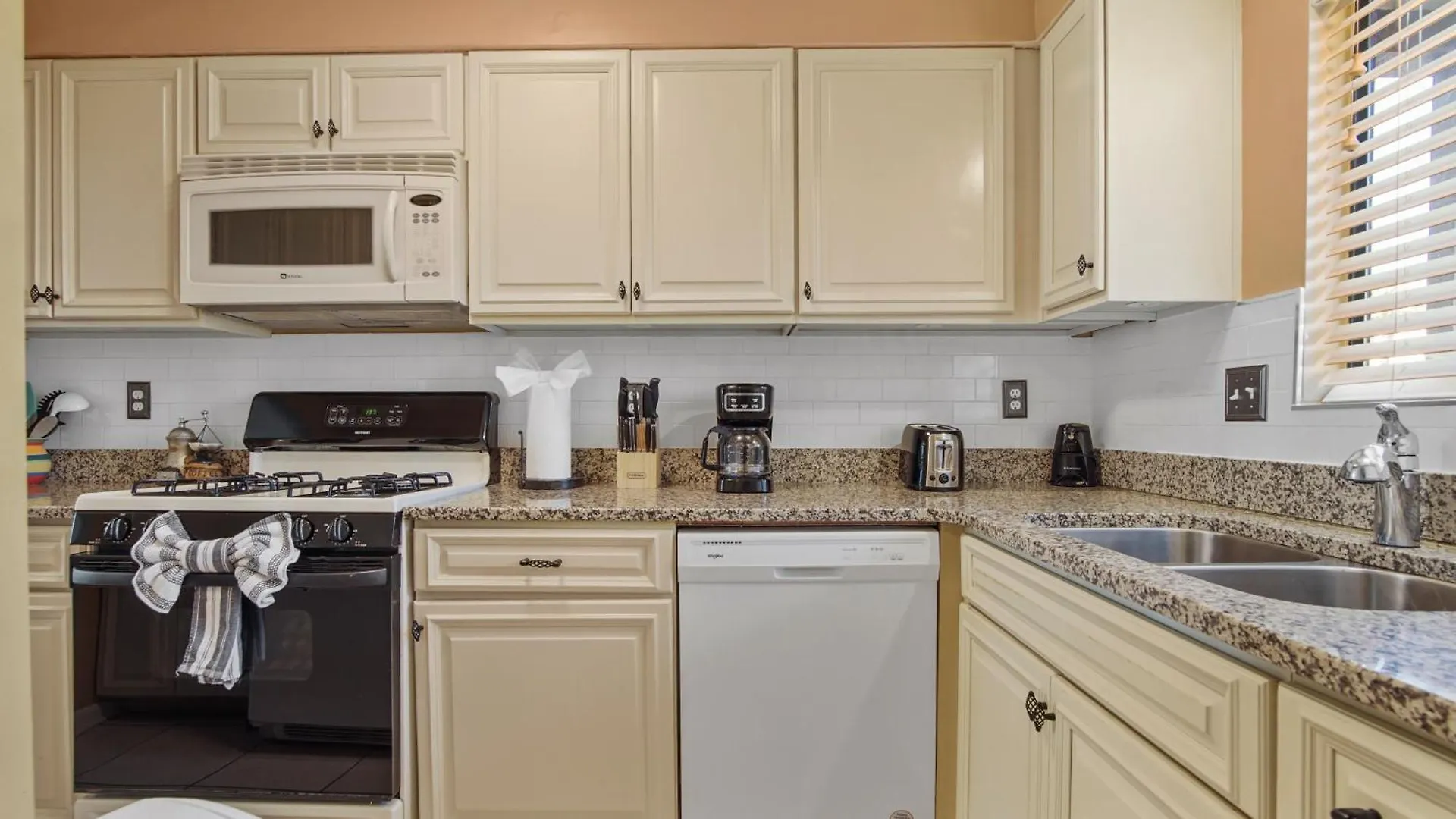 5 Minutes Walk To Beach, Family Friendly Condo With Shared Pool, Tennis Court Panama City Beach